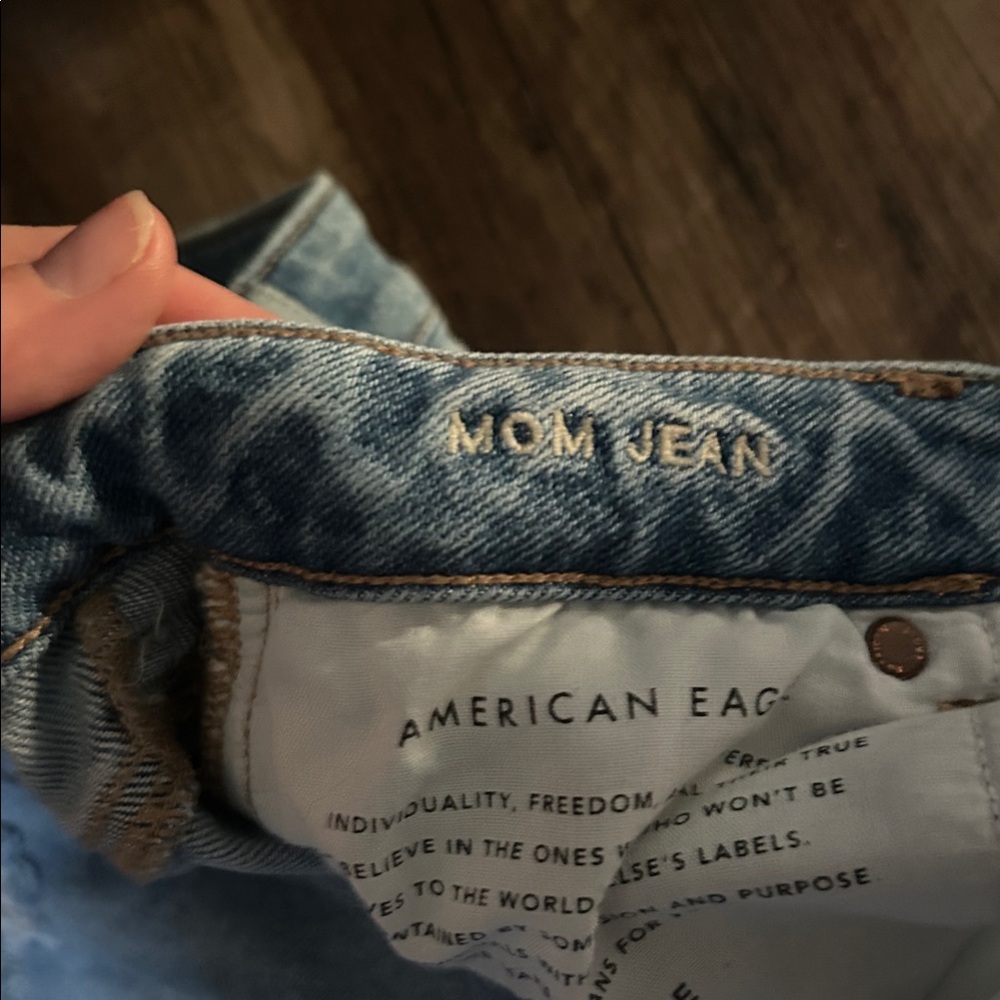 American Eagle Outfitters Light Blue Distressed Slim MOM Jeans - Picture 4 of 5